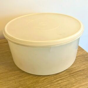 JUMBO tupper seal round carry all Vintage Tupperware excellent used condition.